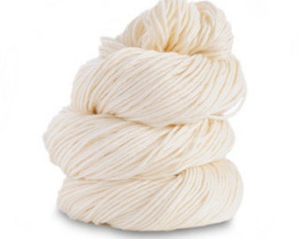 Peut inclure: Une pelote de fil de couleur blanc cassé, enroulée en forme de boule.