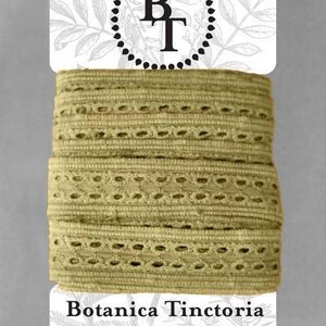 Renda de algodão orgânico tingido naturalmente, 20mm de largura - Oliva *vendida em cartão de 5m*