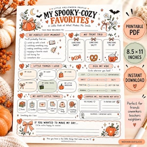 Op de afbeelding: Een printbaar Halloween-profielwerkblad getiteld My Spooky-Cozy Favorites met secties voor gezellige momenten, traktaties en voorkeuren. De pagina bevat oranje en zwarte illustraties van pompoenen, vleermuizen en strikken op een witte achtergrond.