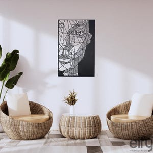 Arte murale in metallo raffigurante un volto di donna geometrico: silhouette in acciaio tagliato al laser
