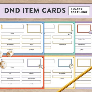 Könnte beinhalten: Sechs DND-Artikelkarten mit ausfüllbaren Feldern für Notizen, Seltenheit, Effekte und Beschreibungen. Jede Karte hat einen unterschiedlich farbigen Rand: blau, grün, rot, orange und gelb. Ein Bleistift und Würfel sind ebenfalls vorhanden.