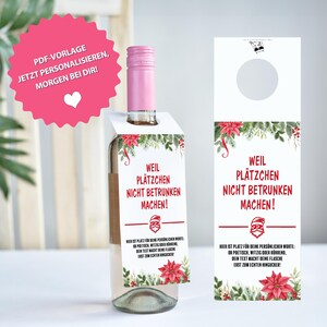 May include: A clear wine bottle with a pink cap and a decorative tag. The tag features text in German and festive floral designs. The text reads "Weil Plätzchen Nicht Betrunken Machen!" and "PDF-VORLAGE JETZT PERSONALISIEREN, MORGEN BEI DIR!"