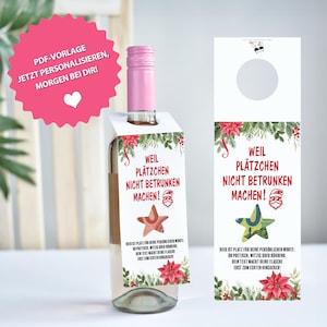 May include: A clear wine bottle with a pink cap and a white label. The label has text in German and a star design. A matching door hanger is also visible. The label reads "Weil Plätzchen Nicht Betrunken Machen!" and "PDF-VORLAGE JETZT PERSONALISIEREN, MORGEN BEI DIR!"
