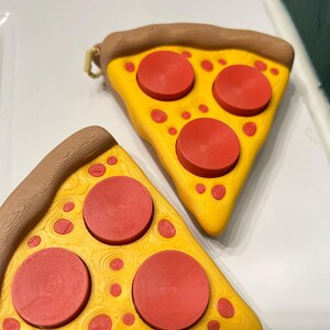 Juguete antiestrés con clicker y forma de rebanada de pizza imagen 4