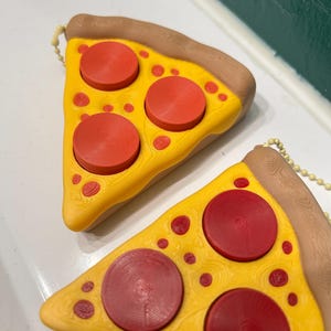 Juguete antiestrés con clicker y forma de rebanada de pizza imagen 2