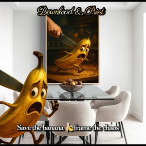 Könnte beinhalten: Ein humorvoller Digitaldruck mit einer Comic-Banane mit erschrockenem Gesichtsausdruck, die von einem Messer verfolgt wird. Der Text "Save the banana frame the chaos" ist zu sehen. Die Szene spielt in einem Esszimmer.