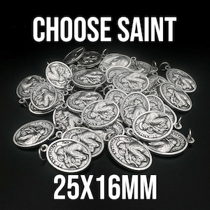 Può includere: Una collezione di ciondoli d'argento di Sant'Antonio. Ogni ciondolo ovale presenta un'immagine di Sant'Antonio e il testo "ST. ANTHONY Italy". Il testo "CHOOSE SAINT" è in alto e "25X16MM" in basso. Misurano 2,5 cm x 1,6 cm.
