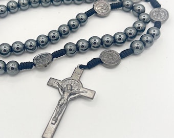 Collar rosario de hematita con cruz de metal sencilla de San Benito