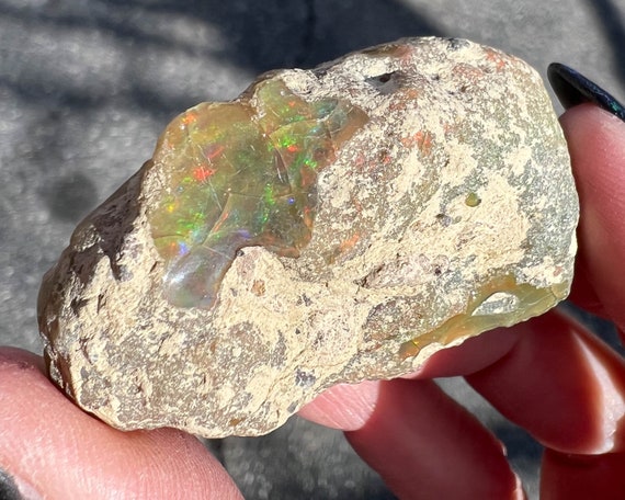 鮮やかな虹色のエチオピア産オパール原石、チョコレートオパール