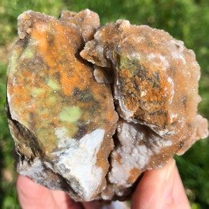 Calcedonia cromada rara y brillante de Turquía n.° 5, espécimen mineral de calcedonia drusa colorida, piedra de cristal grande naranja, verde y blanca, regalo natural