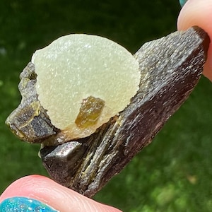 Ejemplar de cristal de prehnita con epidota de Mali, África Occidental. Prehnita con epidota natural. Pieza de colección. Esfera de prehnita n.° 6.