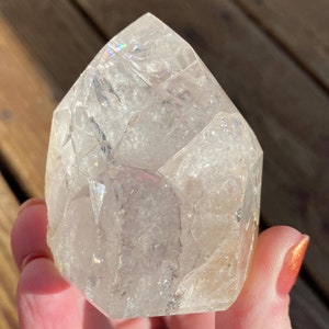Torre di cristallo di quarzo lemuriano arcobaleno da 2,3 pollici, n. 7, punta di quarzo semilucido con effetto crackle di fuoco e ghiaccio, regalo di arredamento da soggiorno per lei e per lui.