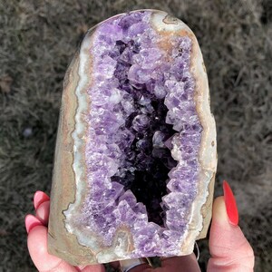 Geode di ametista piccola da 4,3", cluster di cristallo con base taglio cattedrale, druzy viola brillante, decorazione per la casa formato scrivania, pietra portafortuna di febbraio, regalo n. 7