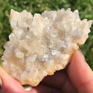 Amas scintillant de calcite dent de chien provenant d'une géode du Maroc #10
