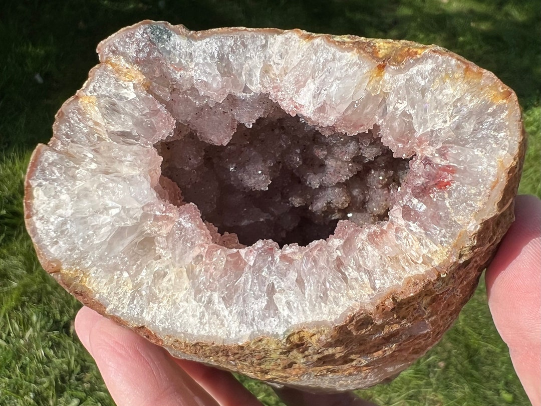 Géode Naturelle Scolecite Et Natrolite Sur Quartz Avec Heulandite Rouge - Inde - 282g