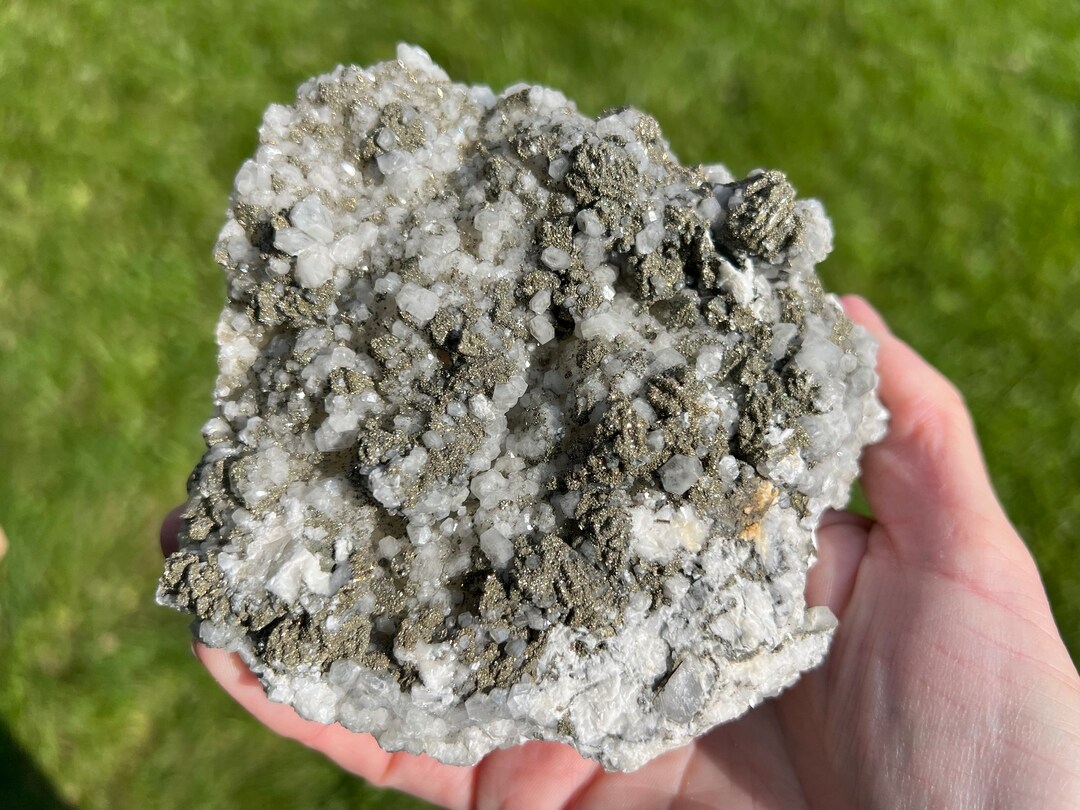 【モロッコ産】金結晶標本 モロッコ産方解石とグリーン蛍石の黄鉄鉱結晶、大型結晶