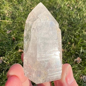 Torre di cristallo di quarzo lemuriano arcobaleno da 2,3 pollici, semi-lucido, effetto fuoco e ghiaccio, pietra curativa, decorazione per la casa, regalo per lei e per lui.
