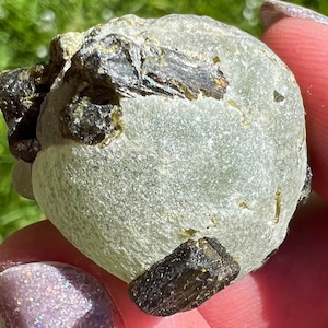 Ejemplar de cristal de prehnita con epidota de Mali, África Occidental. Prehnita con epidota natural. Pieza de colección. Esfera de prehnita n.° 8.