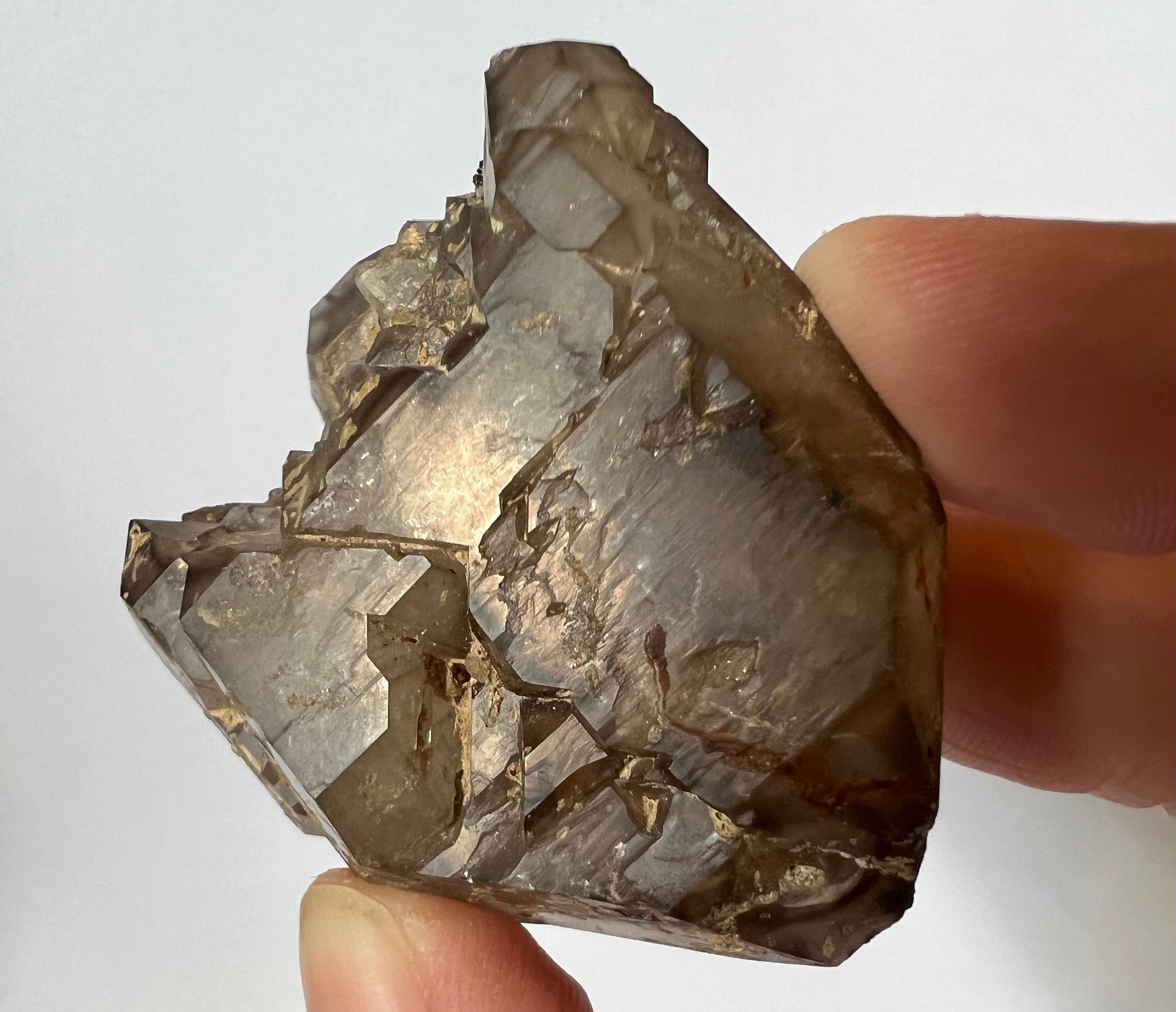 ナミビア エロンゴ産 スモーキーエレスチャル エレスチャルスモーキークォーツクリスタルクラスター、両端が尖った