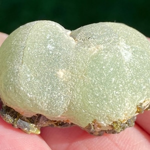 Bola de prehnita natural con cristales de epidota de Mali, África Occidental, verde brillante, pieza de colección n.° 14