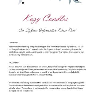 K&ouml;nnte beinhalten: Wei&szlig;er Hintergrund mit floralen Akzenten und Text, der "Kozy Candles" und "Car Diffuser Information Please Read" lautet. Anweisungen und Warnhinweise zum Auto-Diffusor sind ebenfalls enthalten.