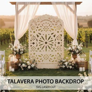 Peut inclure: Un fond de photo en bois décoratif avec un motif découpé au laser, installé pour un événement en plein air. Le fond est de couleur crème et présente des compositions florales et des rideaux blancs transparents. Le texte "Talavera Photo Backdrop" est affiché.