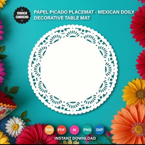 Puede incluir: Un mantel individual Papel Picado blanco y circular con un diseño decorativo recortado. El mantel individual está etiquetado como "Papel Picado Placemat - Mexican Doily Decorative Table Mat" y está rodeado de flores coloridas sobre un fondo turquesa.