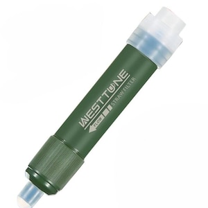 Op de afbeelding: Een groene waterfilter met de tekst "WESTTUNE STRAW FILTER" en een pijl die de stroomrichting aangeeft. De filter heeft een wit mondstuk en een geribbeld gedeelte.