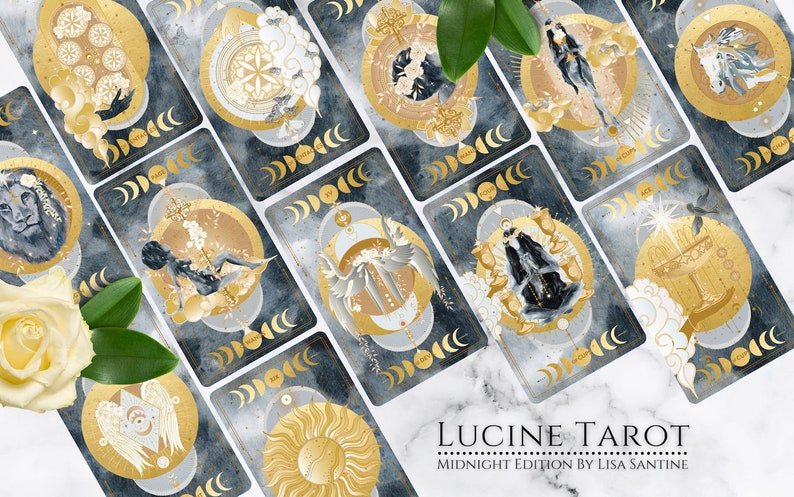 K&ouml;nnte beinhalten: Ein Tarot-Deck mit goldenen und wei&szlig;en Illustrationen auf dunkelblauem Hintergrund. Die Karten zeigen himmlische Bilder, darunter Monde, Sterne und Engel. Das Deck hei&szlig;t "Lucine Tarot: Midnight Edition by Lisa Santine".