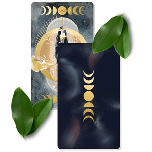 K&ouml;nnte beinhalten: Eine Tarotkarte mit blauem Hintergrund und goldenen Akzenten. Die Karte zeigt eine Frau mit einer Blumenkrone und einem zunehmenden Mond. Die Karte ist mit "Page of Moon" betitelt.