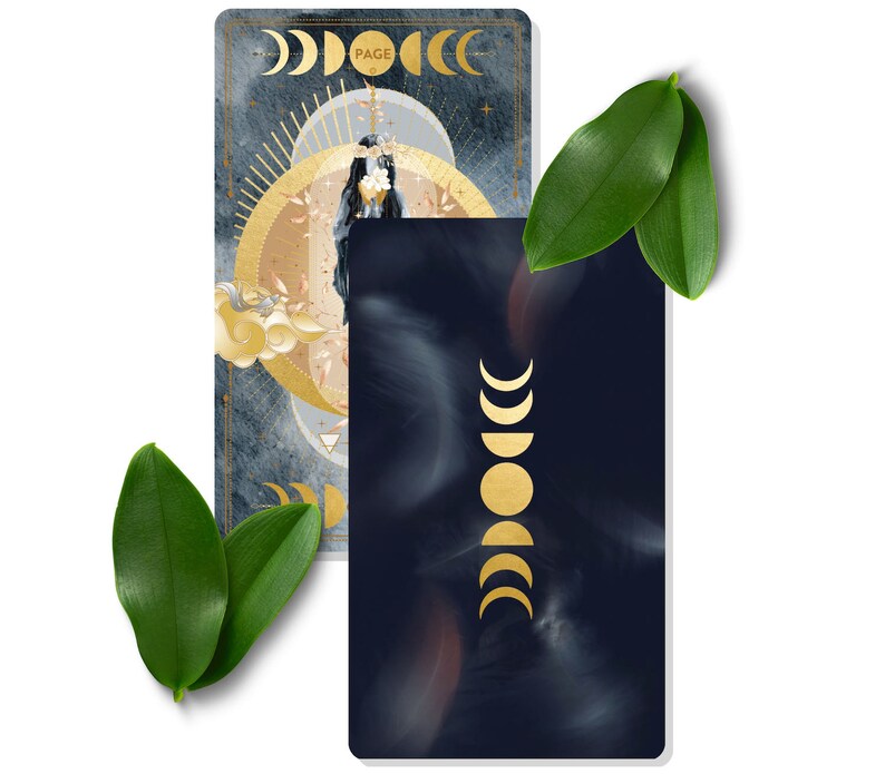 K&ouml;nnte beinhalten: Eine Tarotkarte mit blauem Hintergrund und goldenen Akzenten. Die Karte zeigt eine Frau mit einer Blumenkrone und einem zunehmenden Mond. Die Karte ist mit "Page of Moon" betitelt.