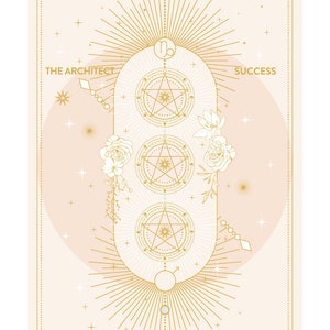 Peut inclure: Une carte de tarot avec un fond rose et blanc. La carte pr&eacute;sente un motif dor&eacute; avec trois pentacles, une &eacute;toile et le texte "Trois de Pentacles". Les textes "L'Architecte" et "Succ&egrave;s" sont &eacute;galement sur la carte.