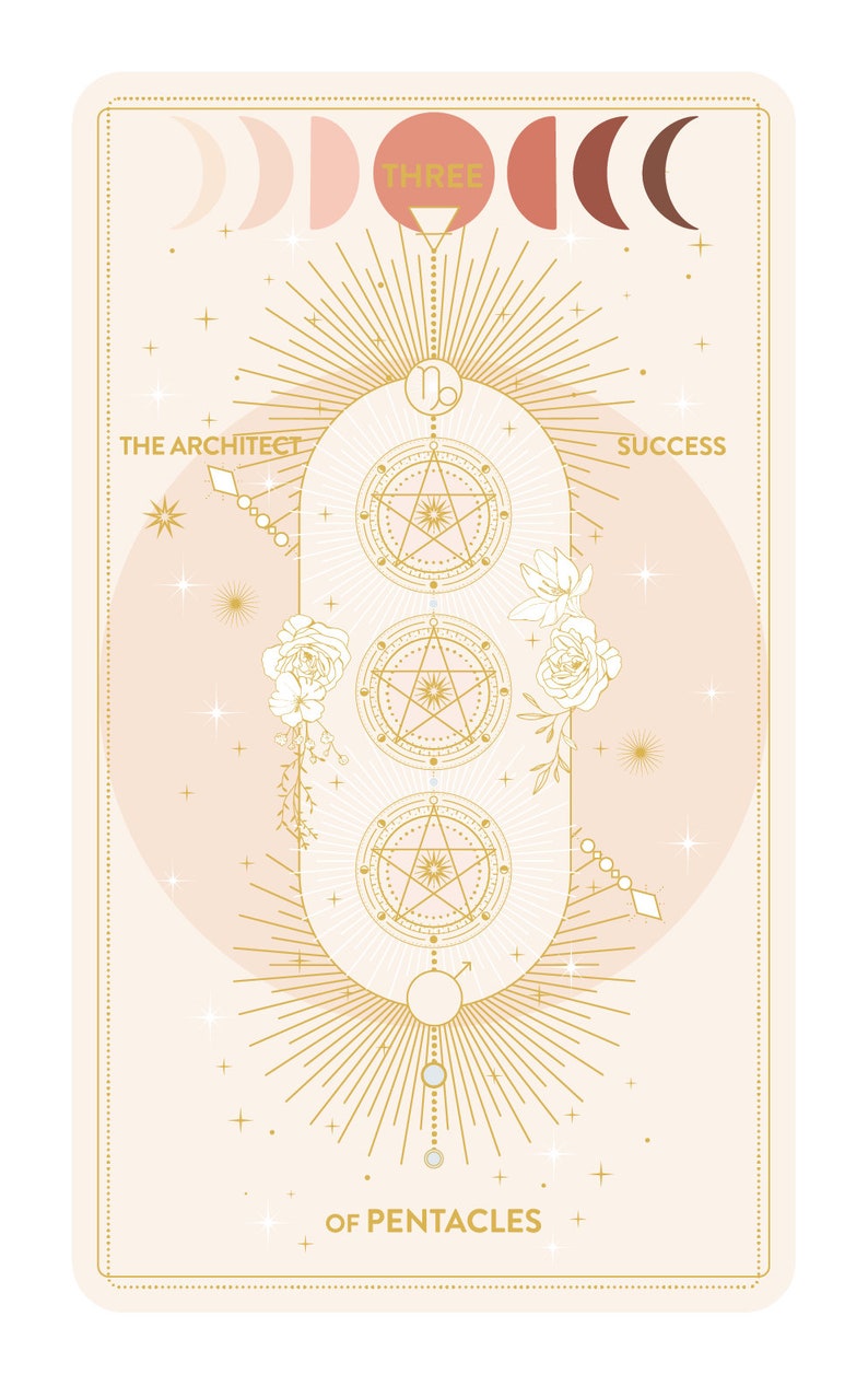 Peut inclure: Une carte de tarot avec un fond rose et blanc. La carte pr&eacute;sente un motif dor&eacute; avec trois pentacles, une &eacute;toile et le texte "Trois de Pentacles". Les textes "L'Architecte" et "Succ&egrave;s" sont &eacute;galement sur la carte.