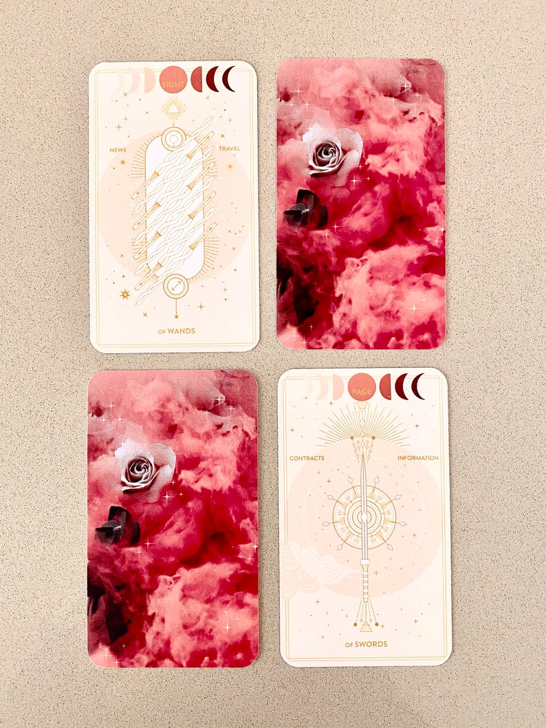 Peut inclure: Deux cartes de tarot avec des fonds rose et blanc. La carte Huit de B&acirc;tons montre une baguette dor&eacute;e sur un fond blanc avec le texte "Huit de B&acirc;tons". La carte Page d'&Eacute;p&eacute;es montre une &eacute;p&eacute;e dor&eacute;e sur un fond blanc avec le texte "Page d'&Eacute;p&eacute;es".