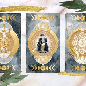 K&ouml;nnte beinhalten: Drei Tarotkarten mit goldenen Akzenten und blauem Hintergrund. Die Karten sind der Drei der Schwerter, die K&ouml;nigin der Kelche und die Acht der Pentakel. Jede Karte zeigt ein Mondphasen-Design und ein zentrales Bild.