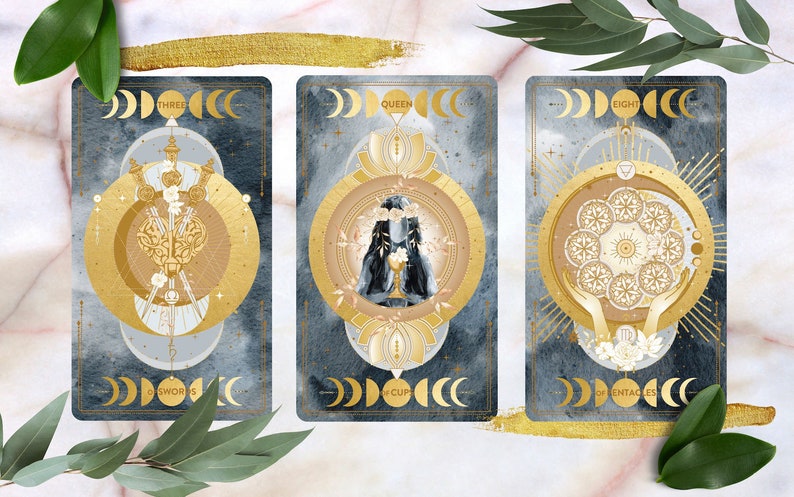K&ouml;nnte beinhalten: Drei Tarotkarten mit goldenen Akzenten und blauem Hintergrund. Die Karten sind der Drei der Schwerter, die K&ouml;nigin der Kelche und die Acht der Pentakel. Jede Karte zeigt ein Mondphasen-Design und ein zentrales Bild.