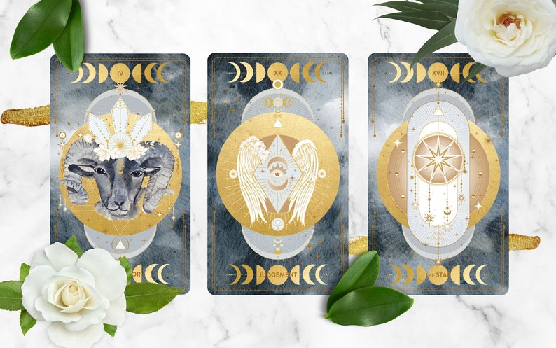 K&ouml;nnte beinhalten: Drei Tarotkarten mit goldenen und wei&szlig;en Designs auf blauem Hintergrund. Die Karten sind mit "IV Kaiser", "XX Gericht" und "XVII Der Stern" beschriftet.