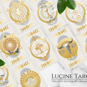 Könnte beinhalten: Ein Satz Tarotkarten mit goldenen und weißen Illustrationen auf weißem Hintergrund. Die Karten zeigen eine Vielzahl von Symbolen und Bildern, darunter Monde, Sterne und Tiere. Die Karten sind in einem Raster angeordnet, und der Text "LUCINE TAROT TWILIGHT EDITION BY LISA SANTINE" ist am unteren Rand des Bildes sichtbar.