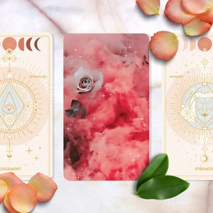 Peut inclure: Trois cartes de tarot avec des motifs roses et dor&eacute;s. Les cartes sont sur une surface en marbre blanc avec des p&eacute;tales de rose et des feuilles vertes. Les cartes sont intitul&eacute;es "Jugement", "Force" et "Le Monde".
