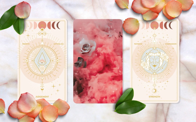 Peut inclure: Trois cartes de tarot avec des motifs roses et dor&eacute;s. Les cartes sont sur une surface en marbre blanc avec des p&eacute;tales de rose et des feuilles vertes. Les cartes sont intitul&eacute;es "Jugement", "Force" et "Le Monde".