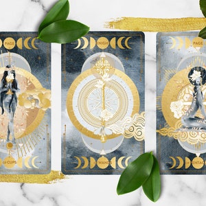 K&ouml;nnte beinhalten: Drei Tarotkarten mit goldenen Akzenten und einem blauen und grauen Hintergrund. Die Karten zeigen eine Frau, die einen Kelch h&auml;lt, eine Frau, die einen Zauberstab h&auml;lt, und eine Frau, die ein Pentagramm h&auml;lt. Die Karten sind von wei&szlig;en Rosen und gr&uuml;nen Bl&auml;ttern umgeben.