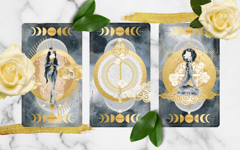 K&ouml;nnte beinhalten: Drei Tarotkarten mit goldenen Akzenten und einem blauen und grauen Hintergrund. Die Karten zeigen eine Frau, die einen Kelch h&auml;lt, eine Frau, die einen Zauberstab h&auml;lt, und eine Frau, die ein Pentagramm h&auml;lt. Die Karten sind von wei&szlig;en Rosen und gr&uuml;nen Bl&auml;ttern umgeben.