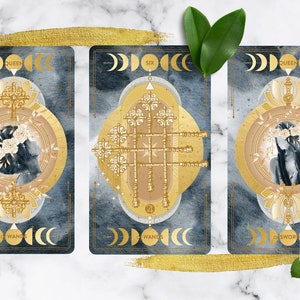 K&ouml;nnte beinhalten: Drei Tarotkarten mit goldenen Akzenten und blauem Hintergrund. Die Karten sind die K&ouml;nigin der St&auml;be, die Sechs der St&auml;be und die K&ouml;nigin der Schwerter. Die Karten sind von wei&szlig;en Rosen und gr&uuml;nen Bl&auml;ttern umgeben.