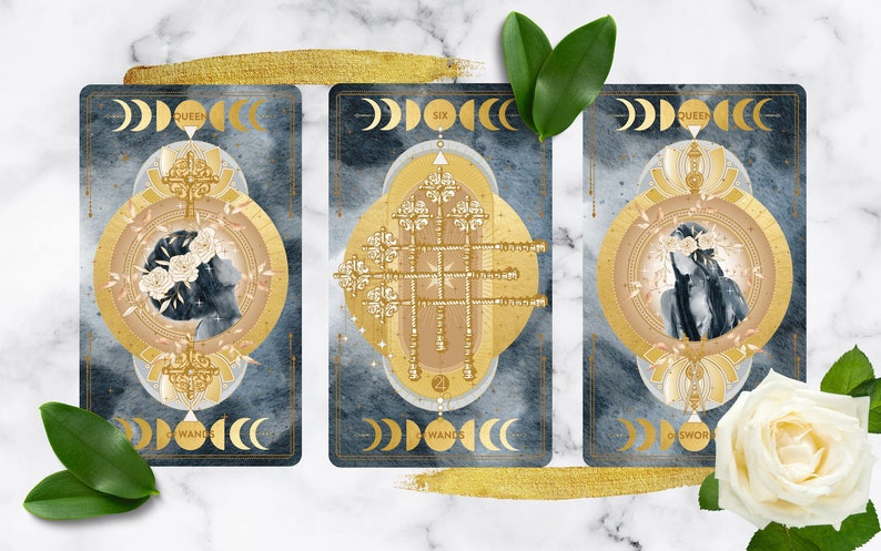 K&ouml;nnte beinhalten: Drei Tarotkarten mit goldenen Akzenten und blauem Hintergrund. Die Karten sind die K&ouml;nigin der St&auml;be, die Sechs der St&auml;be und die K&ouml;nigin der Schwerter. Die Karten sind von wei&szlig;en Rosen und gr&uuml;nen Bl&auml;ttern umgeben.