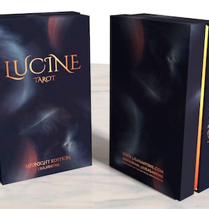 K&ouml;nnte beinhalten: Ein Box-Set des Lucine Tarot-Decks mit einem Farbthema in Mitternachtsblau und Orange. Die Box tr&auml;gt auf der Vorderseite den Text "Lucine Tarot" und "Midnight Edition Lisa Sanitine". Auf der R&uuml;ckseite der Box steht "Lucine Tarot" sowie die Website-Adresse "www.lisasanitine.com" und der Instagram-Handle "instagram.com/lisasanitine".
