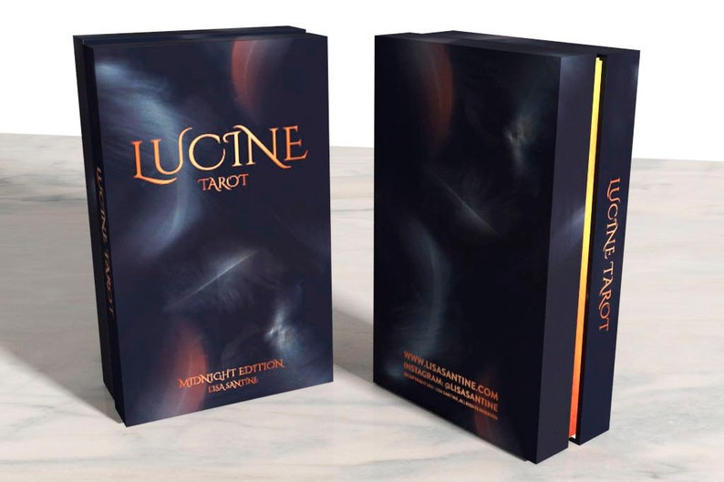 K&ouml;nnte beinhalten: Ein Box-Set des Lucine Tarot-Decks mit einem Farbthema in Mitternachtsblau und Orange. Die Box tr&auml;gt auf der Vorderseite den Text "Lucine Tarot" und "Midnight Edition Lisa Sanitine". Auf der R&uuml;ckseite der Box steht "Lucine Tarot" sowie die Website-Adresse "www.lisasanitine.com" und der Instagram-Handle "instagram.com/lisasanitine".