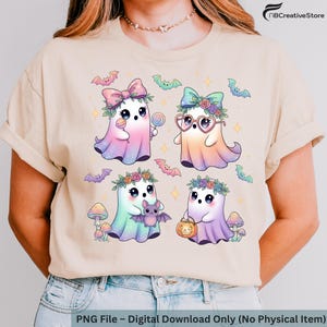Peut inclure: T-shirt beige avec quatre fant&ocirc;mes de dessins anim&eacute;s portant des couronnes de fleurs, tenant une sucette, portant des lunettes en forme de c&oelig;ur, tenant une chauve-souris et tenant une lanterne citrouille. Des chauves-souris et des champignons sont &eacute;galement pr&eacute;sents. Le texte en bas indique "PNG File - Digital Download Only (No Physical Item)".