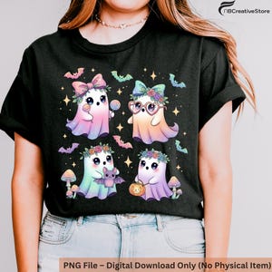 Peut inclure: T-shirt noir avec un motif d'Halloween color&eacute;. Le motif comprend quatre fant&ocirc;mes de dessins anim&eacute;s avec des couronnes de fleurs, des n&oelig;uds et des accessoires, entour&eacute;s de chauves-souris, d'&eacute;toiles et de champignons. Le texte "PNG File - Digital Download Only (No Physical Item)" est en bas.