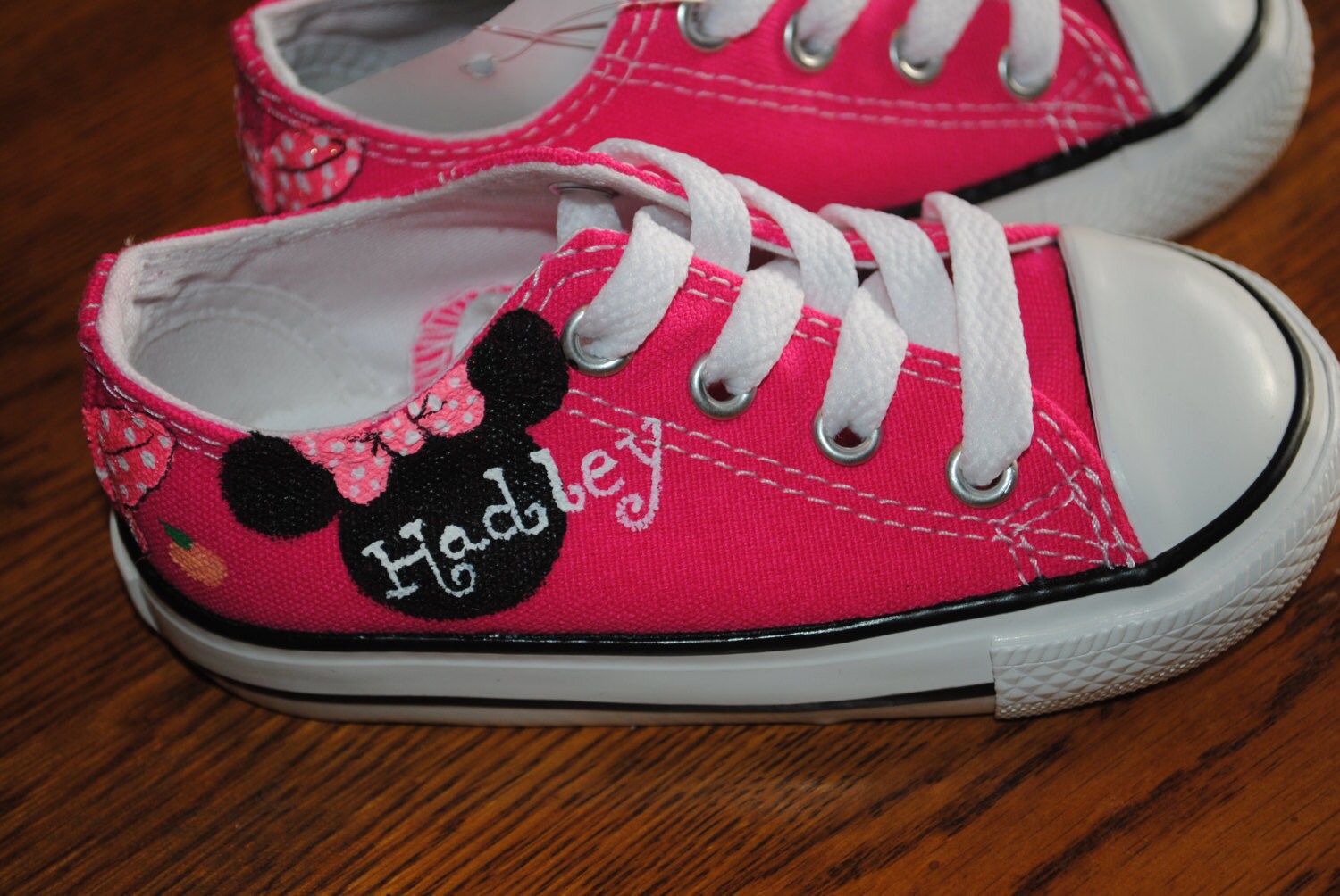 New Minnie Mouse hand painted converse sneakers size 6t New Minnie Mouse hand painted converse sneakers size 6t