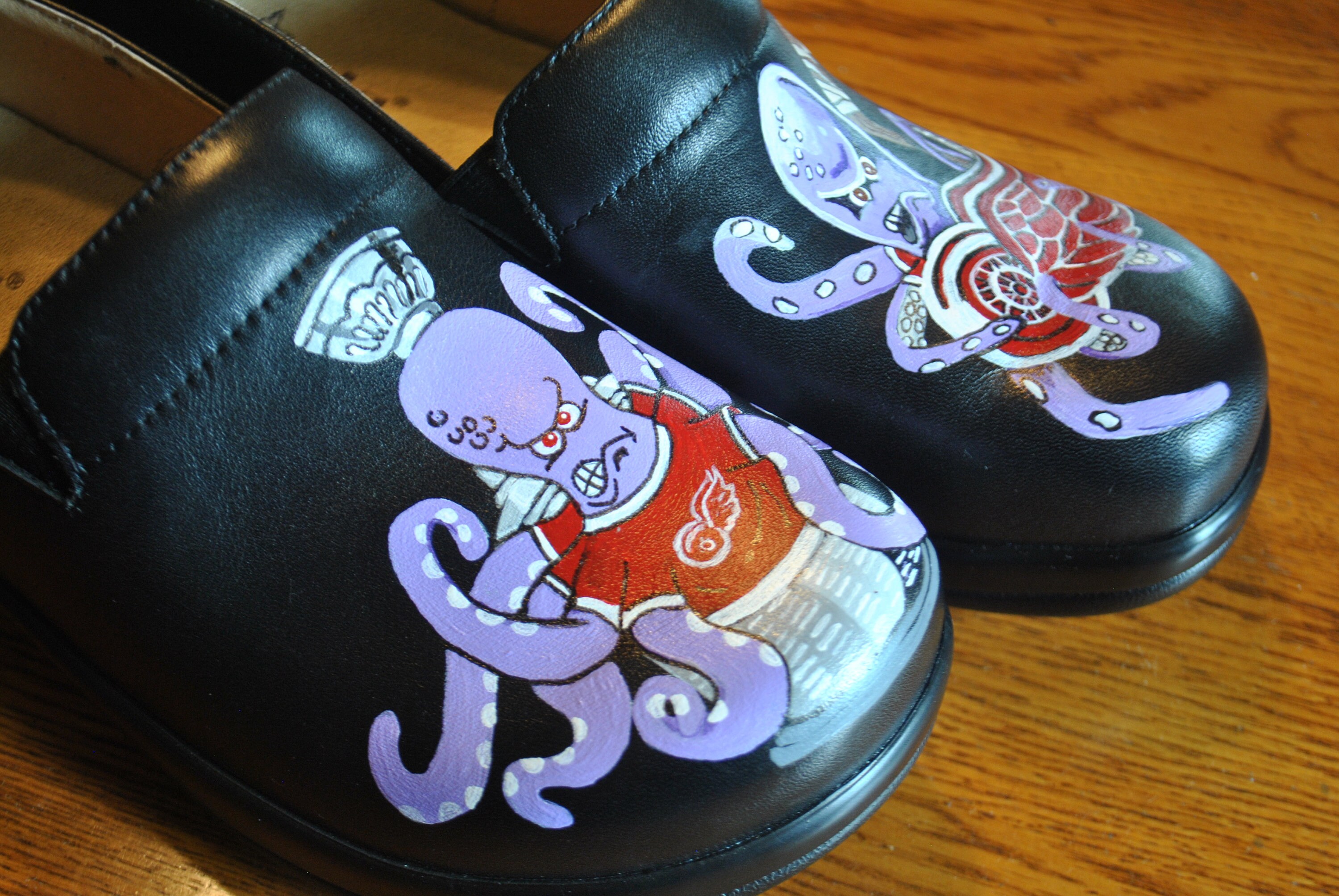 NEW Detroit Red Wings Hand Painted Nurses Clogs, Al the NEW Detroit Red Wings Hand Painted Nurses Clogs, Al the